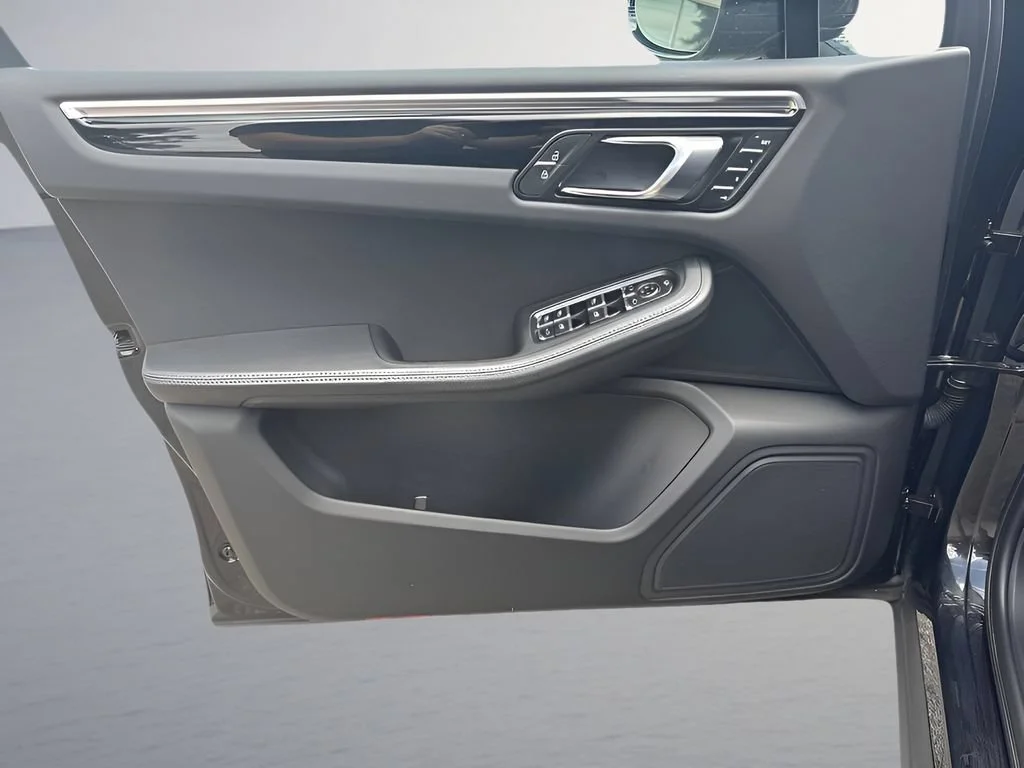 Used 2023  Porsche  image 33