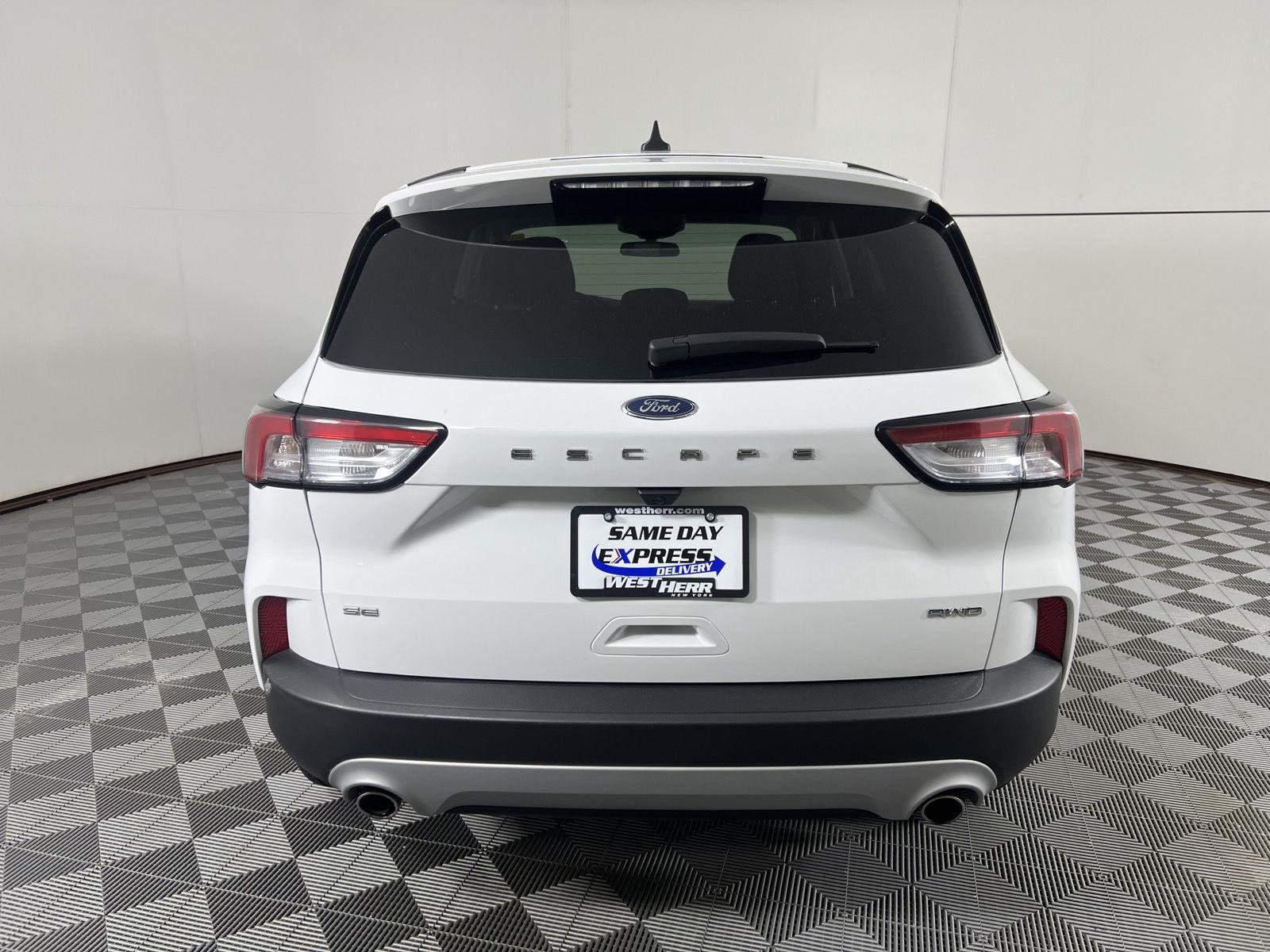 Used 2022 Oxford White Ford SE image 9