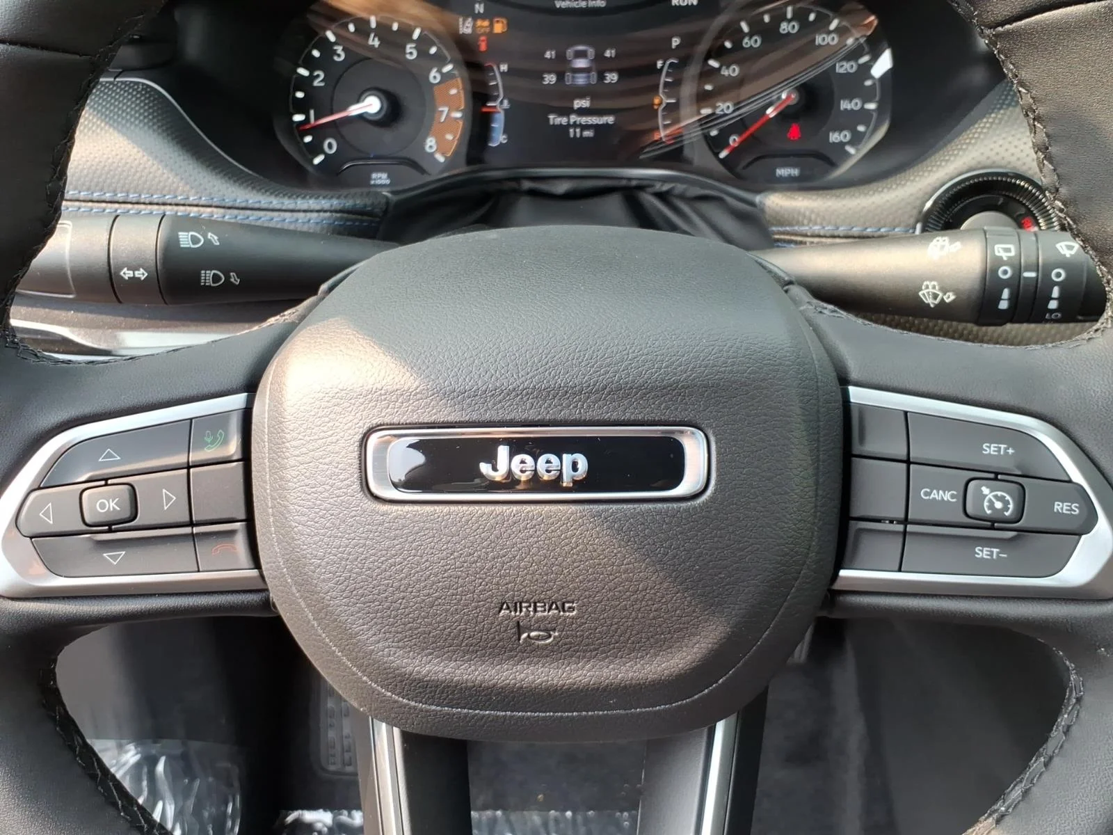 New 2026 Red Hot Pearl-Coat Exterior Paint Jeep Latitude image 10