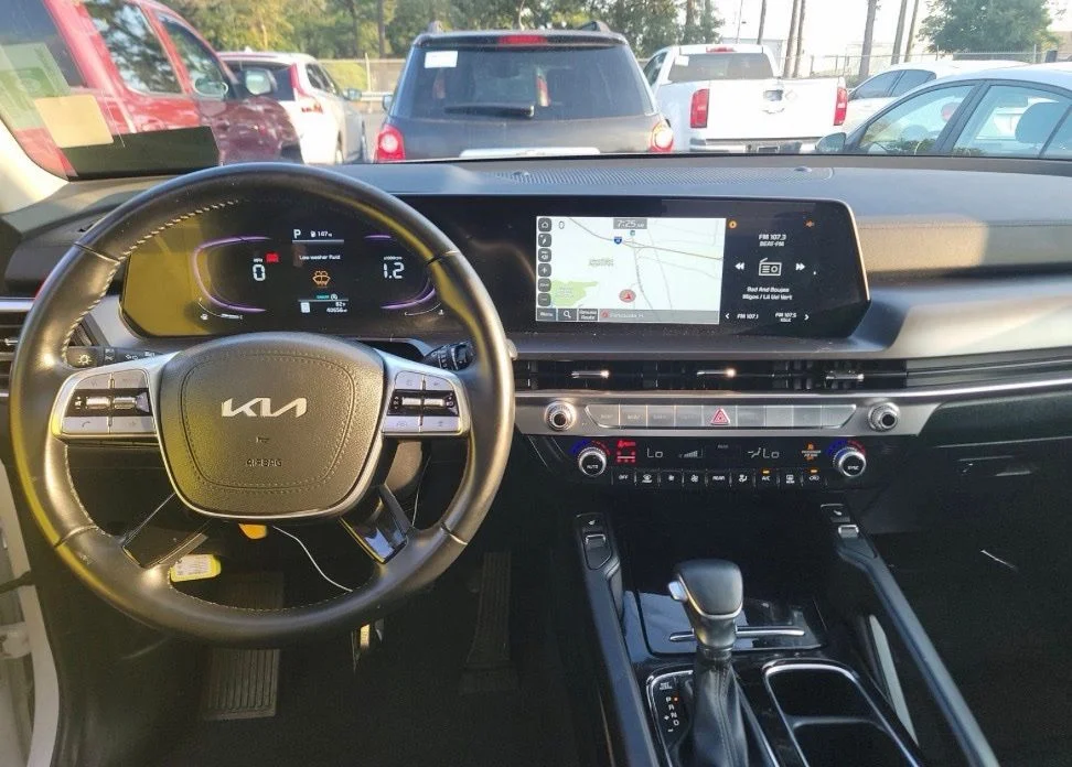 Used 2025 White Kia S image 9