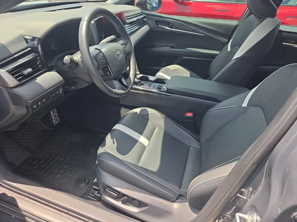 Used 2025  Toyota SE image 3
