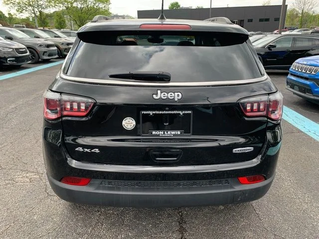 Used 2018 Black Jeep Latitude image 4