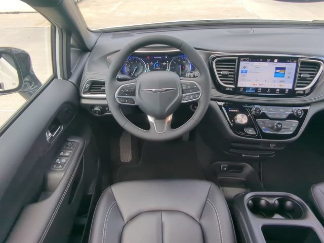 New 2026 Bright White Clear-Coat Exterior Paint Chrysler Select image 19
