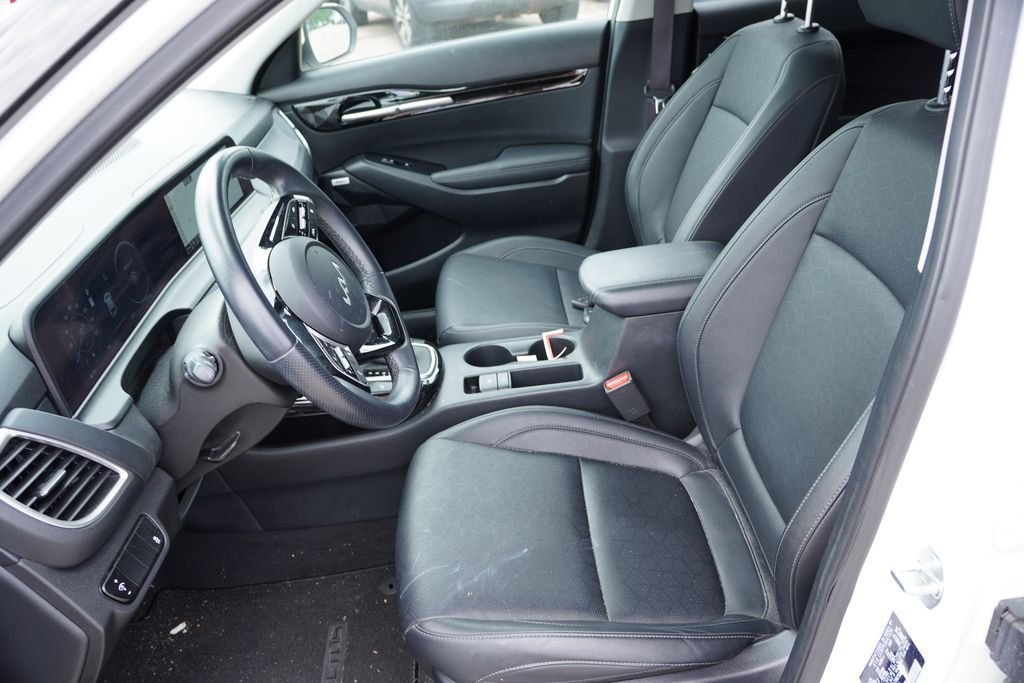Used 2024 Snow White Pearl Kia SX image 4