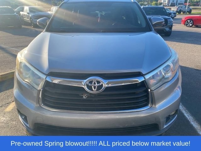 Used 2015 Silver Toyota XLE V6 image 2