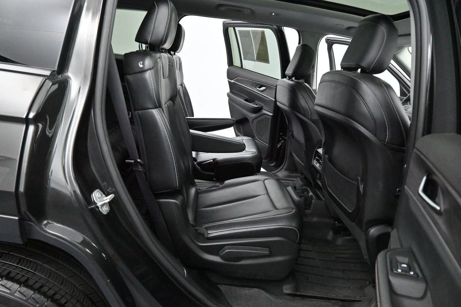 Used 2023 Rocky Mountain Pearlcoat Jeep Limited image 37
