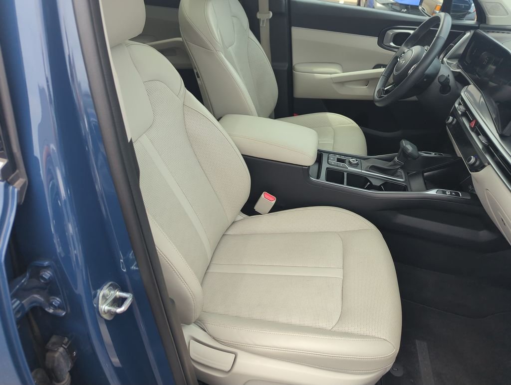 Used 2025 Black Kia S image 37
