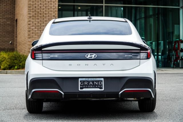 Certified Used 2025 White Hyundai SE image 11