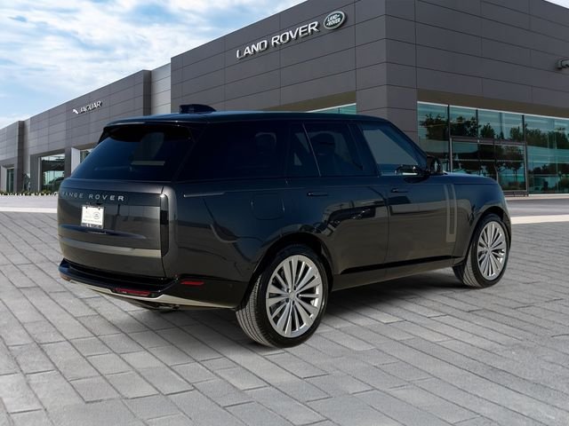 Used 2025  Land Rover SE image 5
