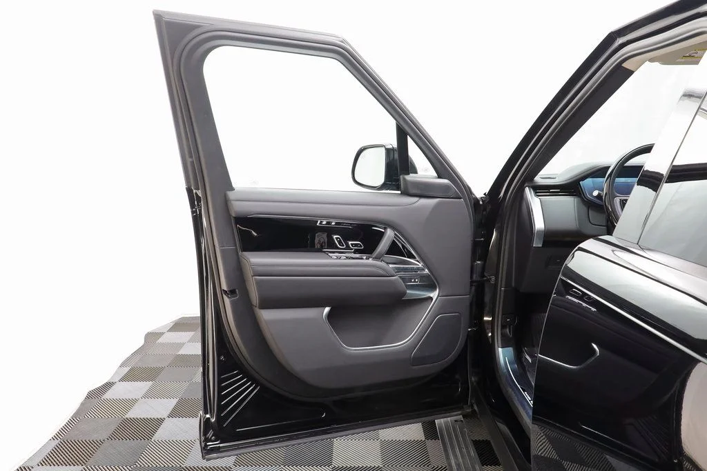 New 2025 Black Land Rover SE LWB 7 Passenger image 6