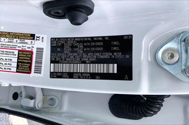 Certified Used 2025 WIND CHILL PEARL Toyota  image 31