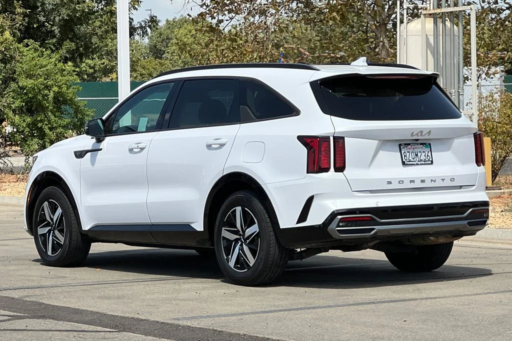 Used 2022 White Kia S image 7