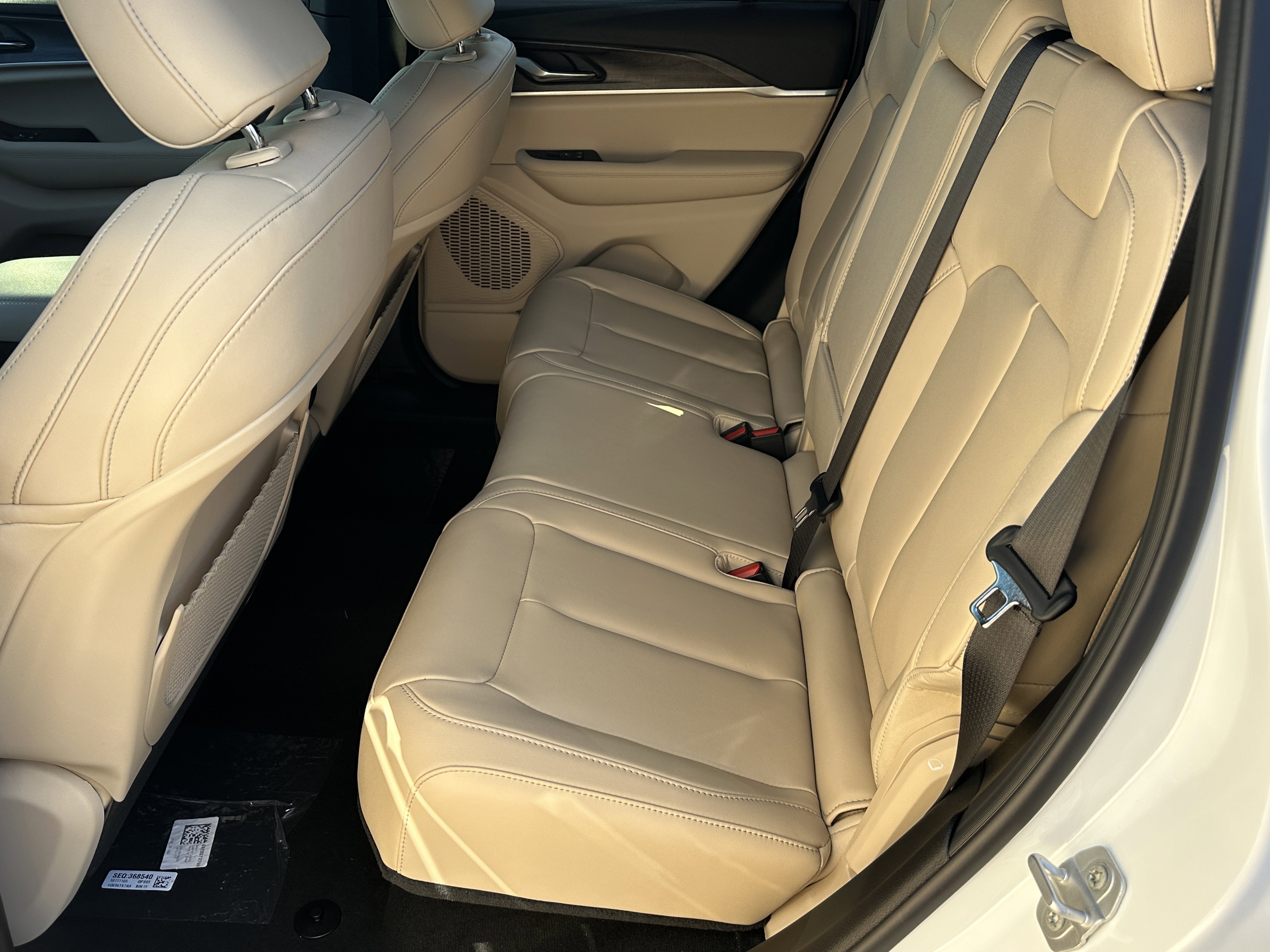 New 2025 Bright White Clear-Coat Exterior Paint Jeep Limited image 22