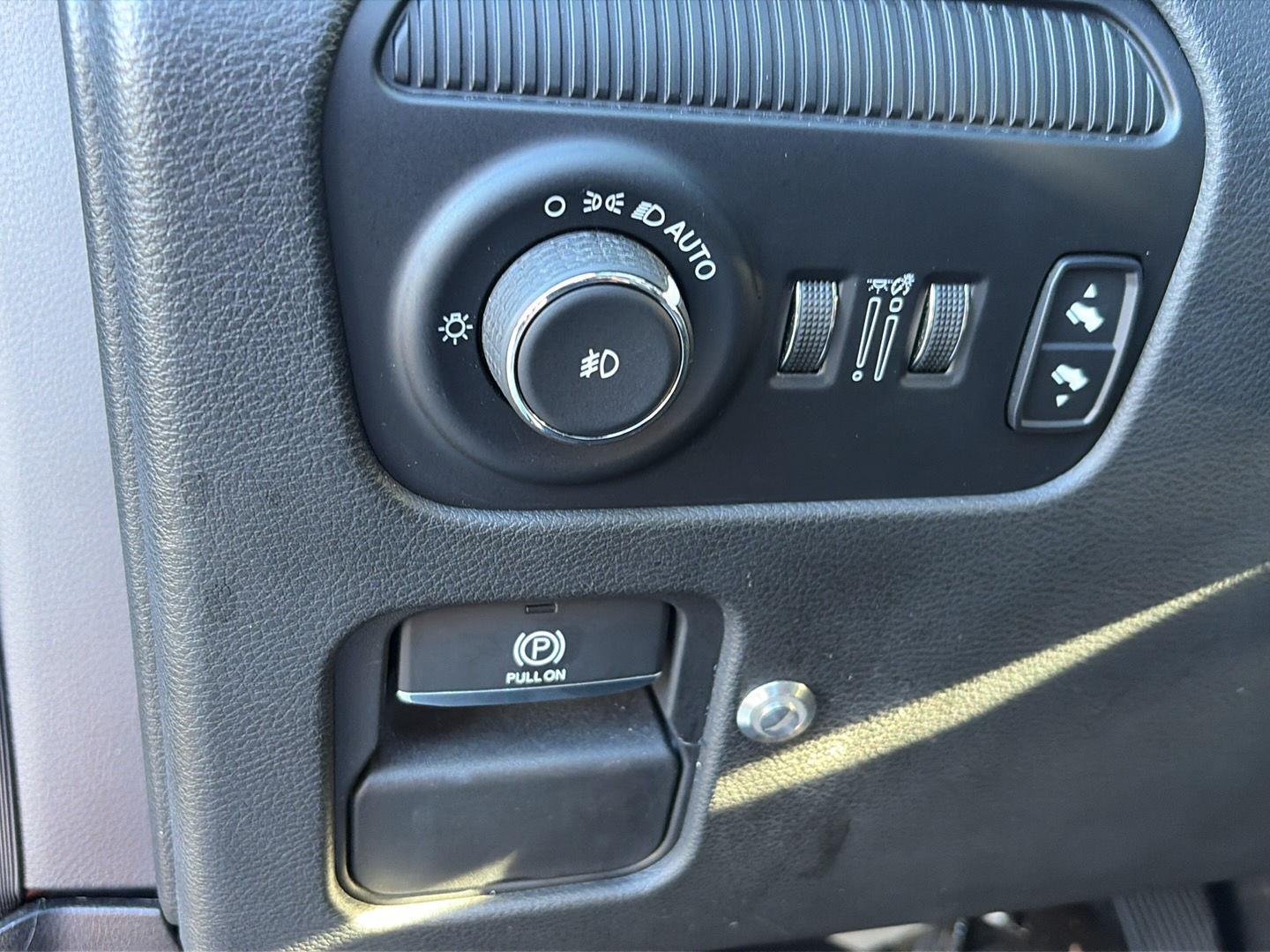 Used 2022 Diamond Black Crystal Pearlcoat Jeep Series I image 9