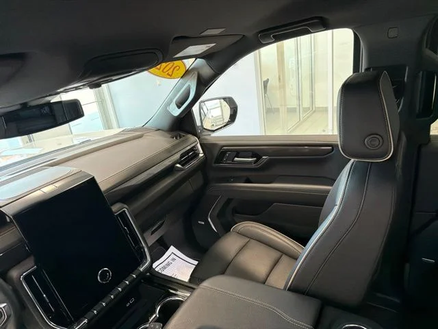 Used 2025 White GMC Elevation image 38