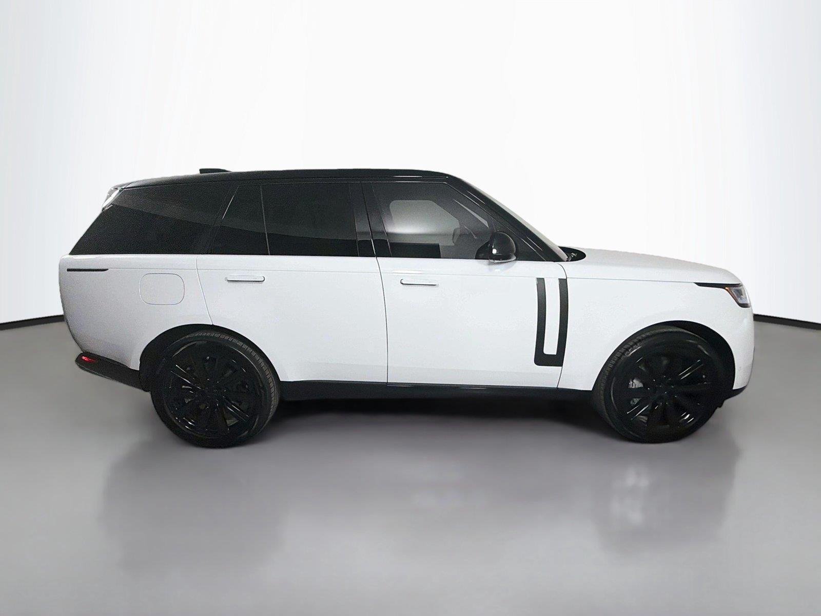New 2026 Fuji White Land Rover SE image 4