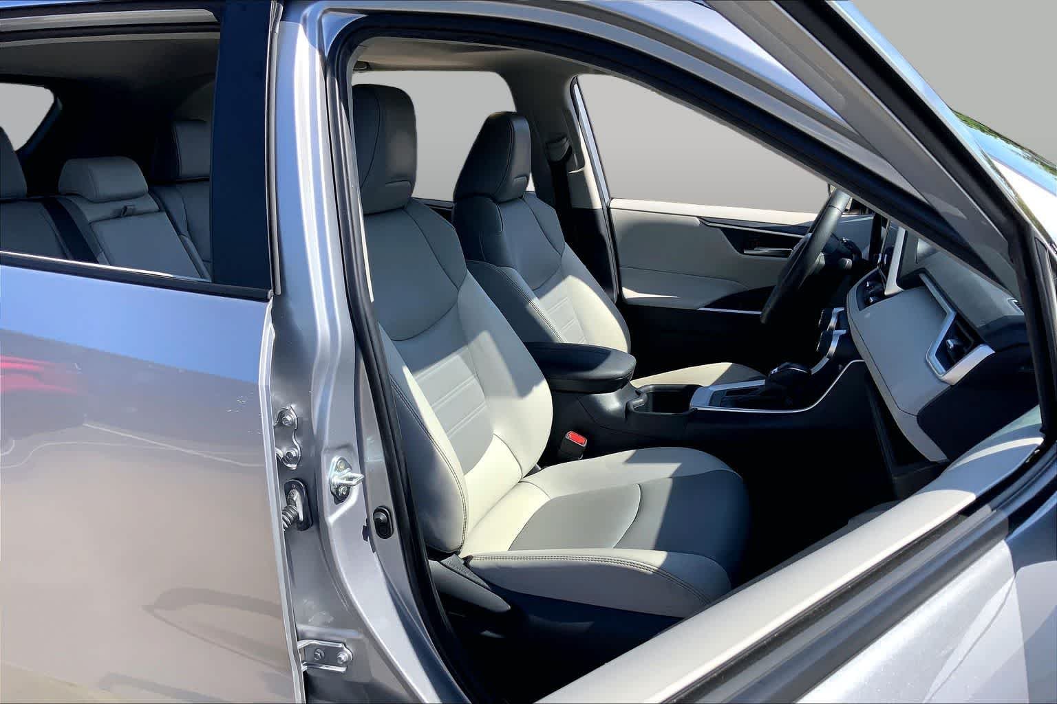 Used 2024 Silver Sky Metallic Toyota XLE Premium image 9