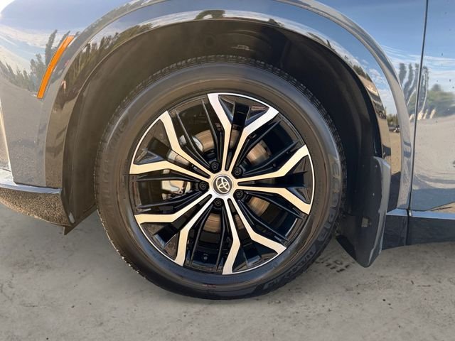Used 2025 White Toyota XLE image 9