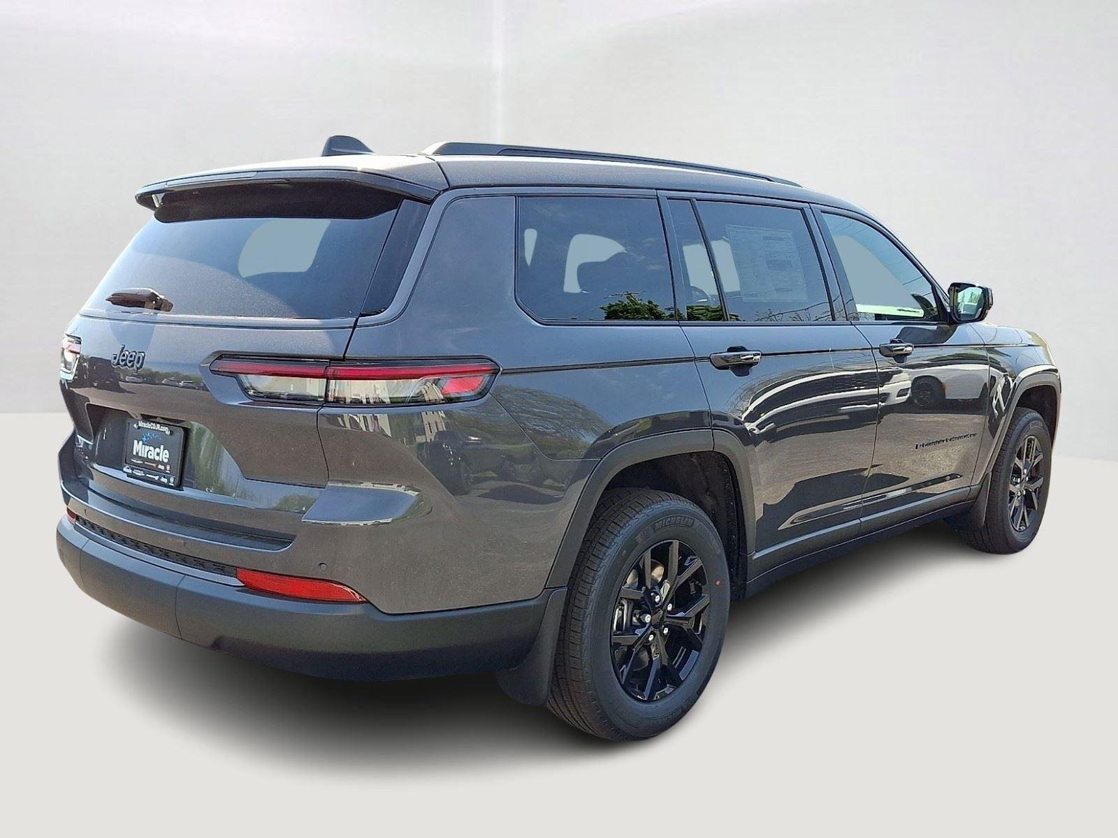 New 2026 Baltic Gray Metallic Clear-Coat Exterior Paint Jeep Laredo Altitude image 3
