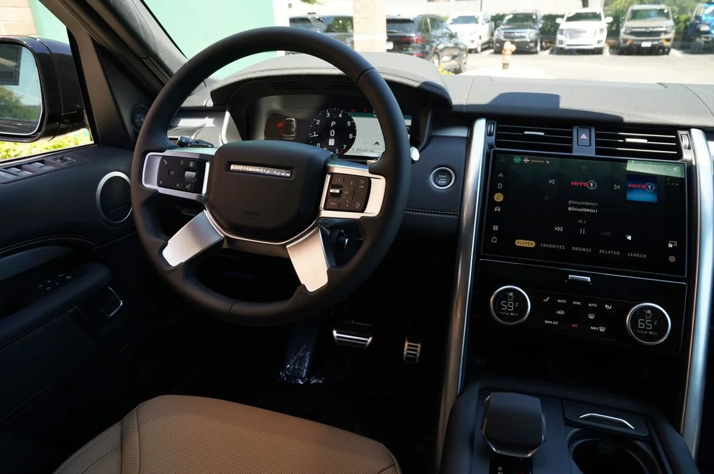 New 2026 Santorini Black Land Rover Dynamic SE image 15