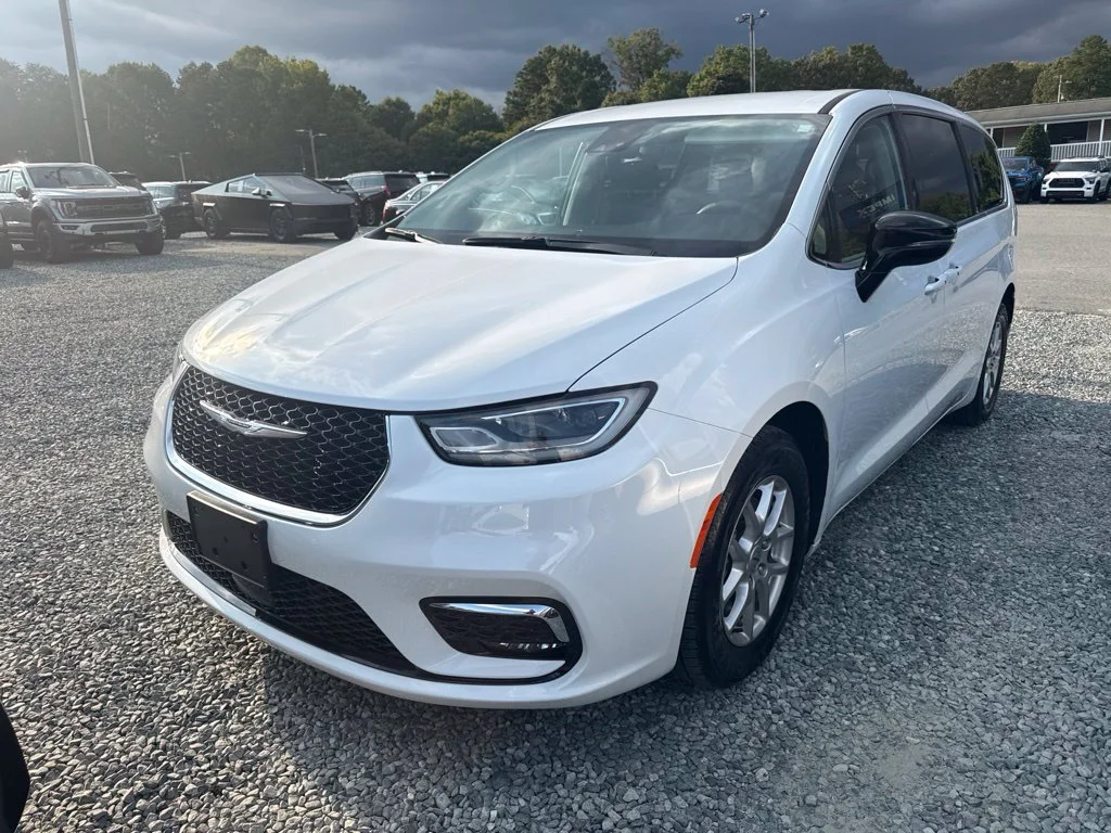 Used 2024 White Chrysler Touring L image 1