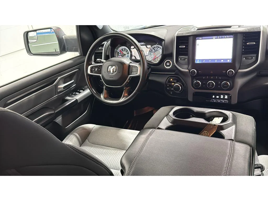 Used 2022 Billet Silver Metallic Clearcoat Ram Big Horn Crew Cab 4X4 3.6L V6 1 OWNER image 39