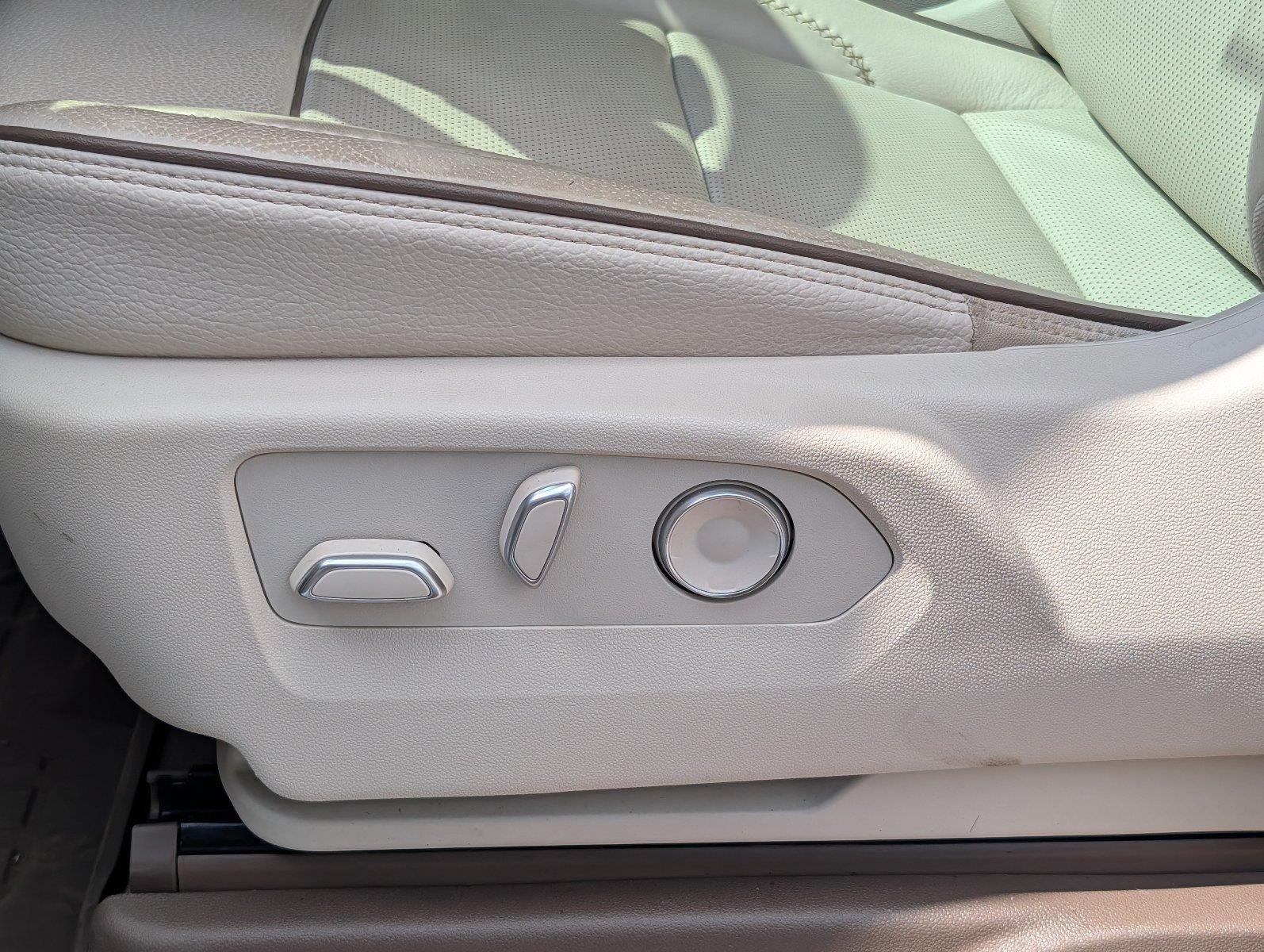 Used 2025 White Frost Tricoat GMC Denali image 11