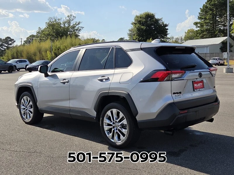 Used 2025 Silver Sky Metallic TOYOTA XLE PREMIUM FWD image 3