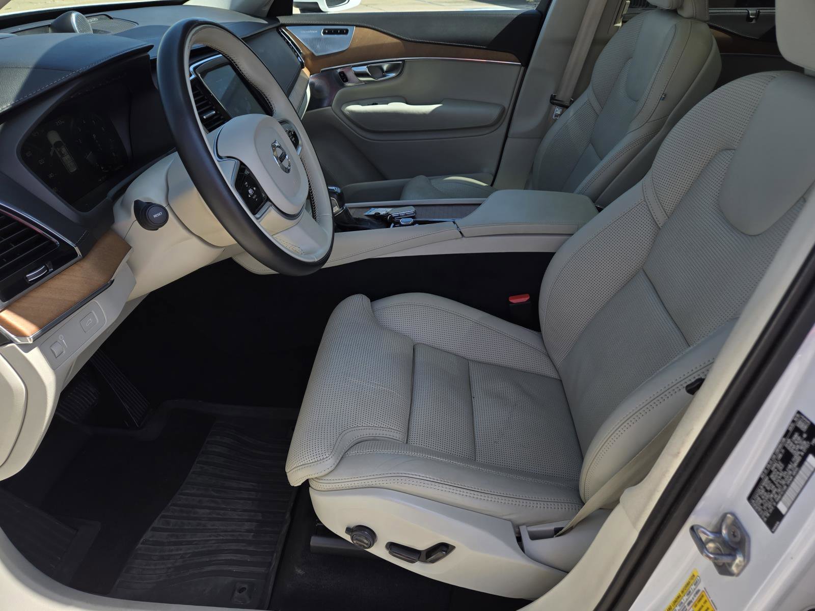 Used 2019 Crystal White Pearl Volvo Inscription image 28