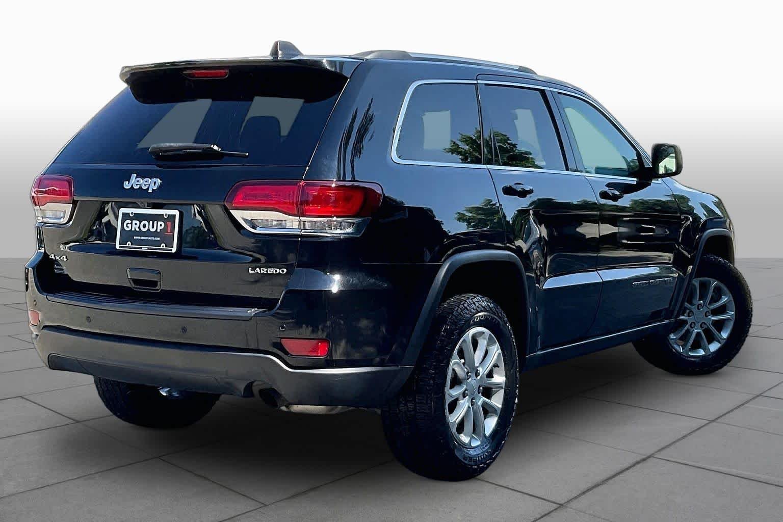 Used 2021 Diamond Black Crystal Pearlcoat Jeep Laredo X image 12