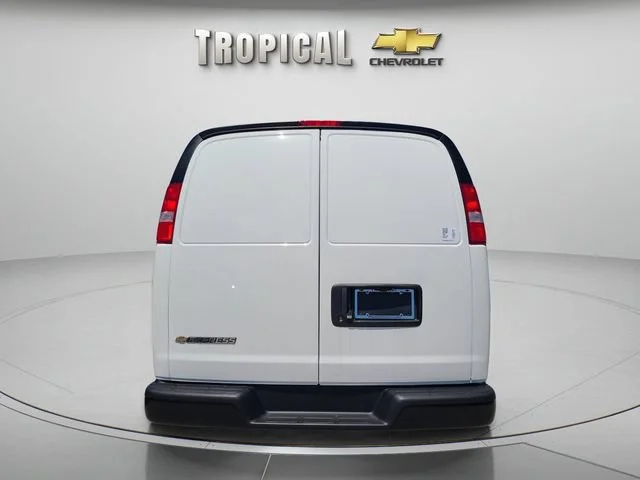 New 2026 Summit White Chevrolet WT image 4