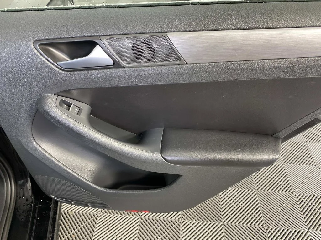 Used 2014 Black Uni Volkswagen 2.0L TDI image 21
