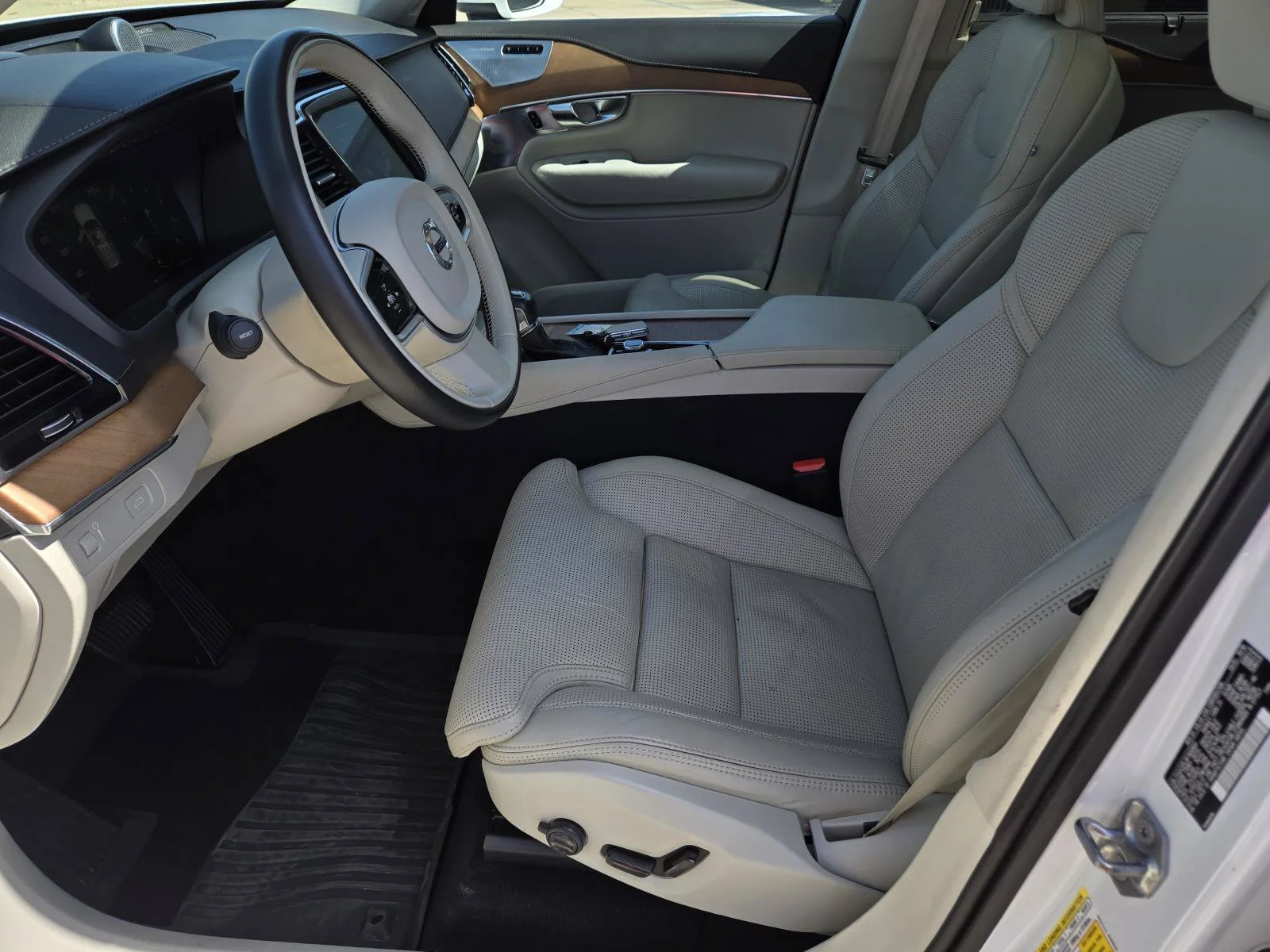 Used 2019 Crystal White Pearl Volvo Inscription image 28