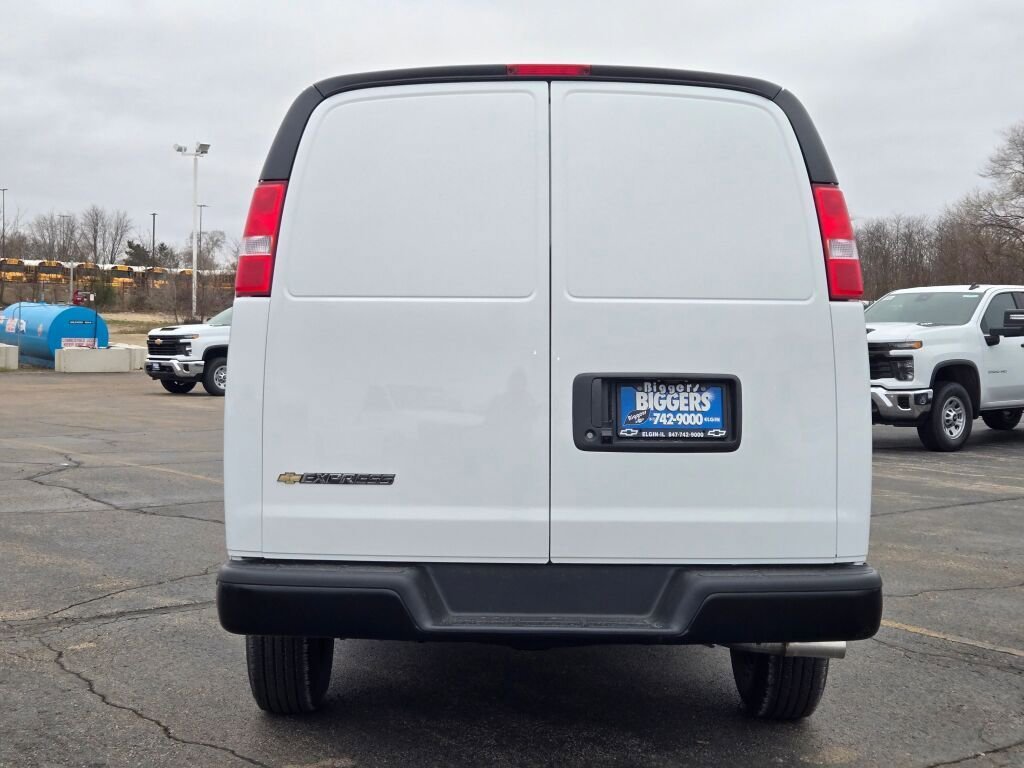 New 2026 Summit White Chevrolet WT image 13