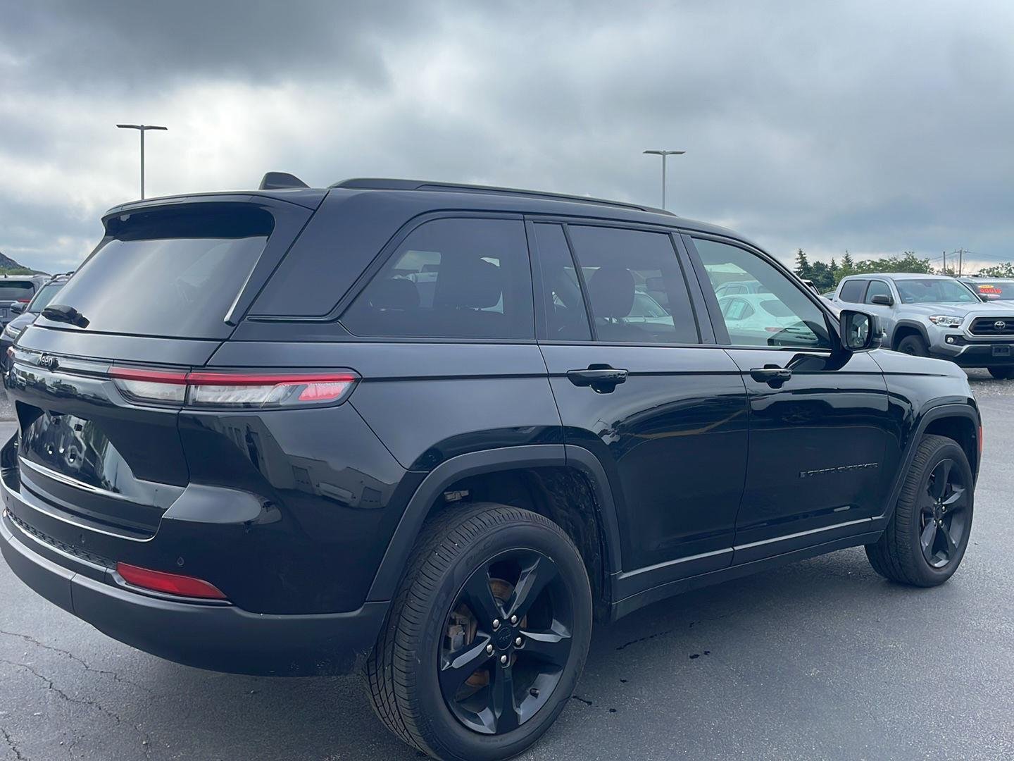 Used 2023 Diamond Black Crystal Pearlcoat Jeep Altitude image 9