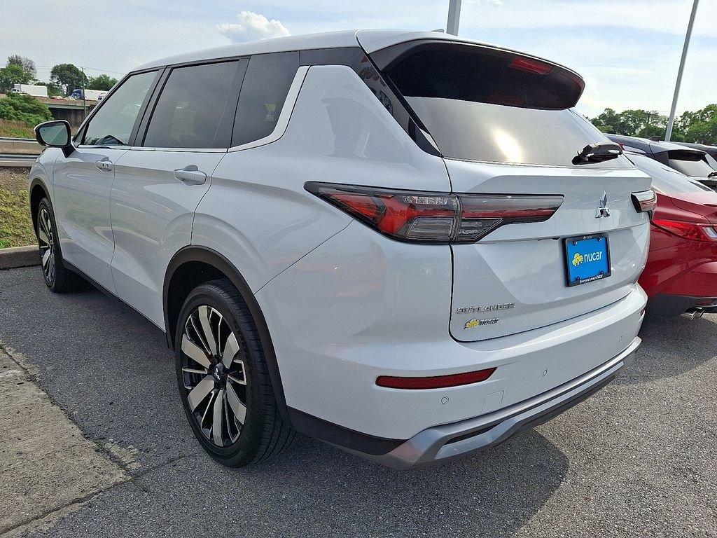 Used 2025  Mitsubishi SE image 3