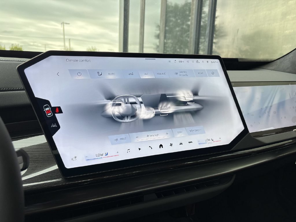 New 2027 Mineral White Metallic BMW  image 17