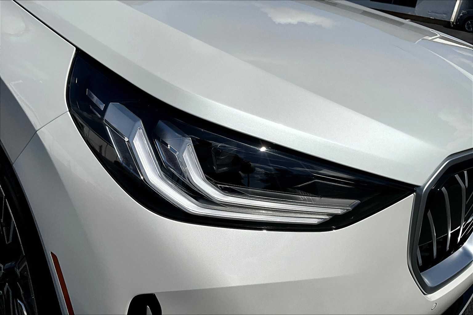 New 2026 Mineral White Metallic BMW 30 xDrive image 14
