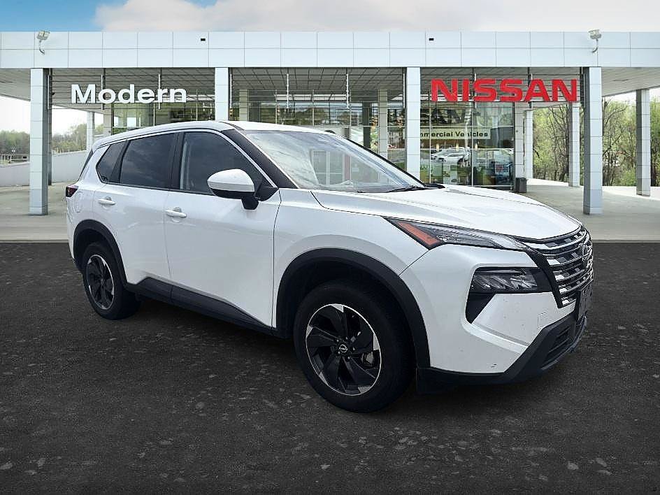 Certified Used 2025 Everest White Pearl Nissan SV image 7