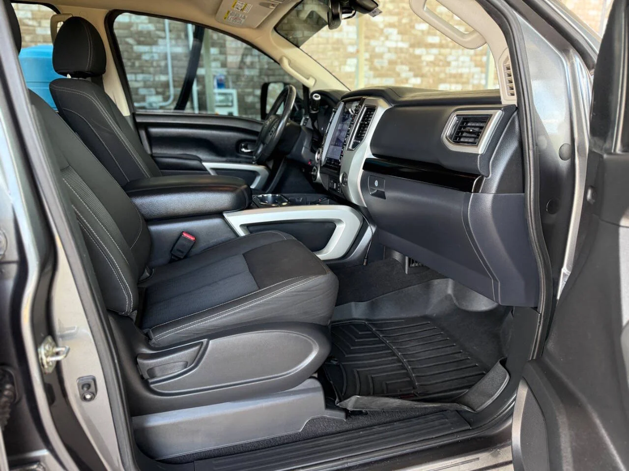 Used 2017 Gray Nissan SV 4x4 4dr Crew Cab image 25
