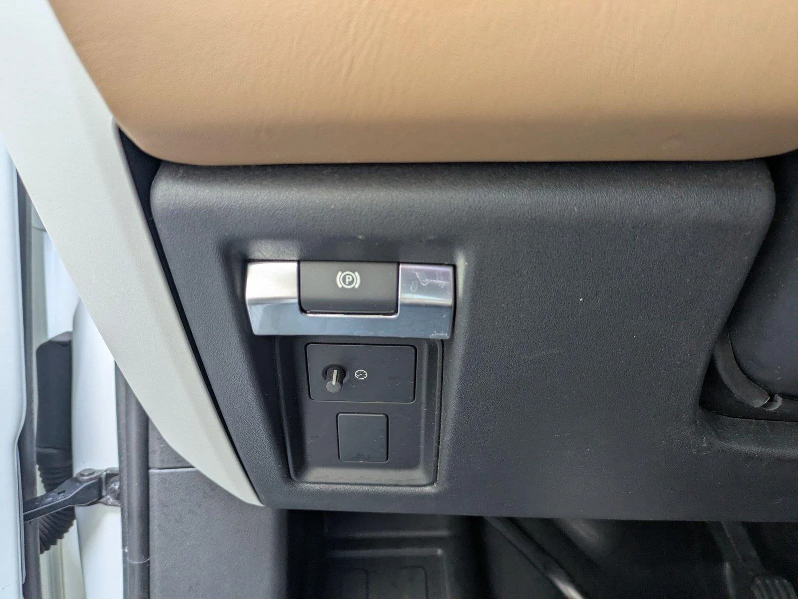 Used 2025 Fuji White Land Rover X-Dynamic SE image 16