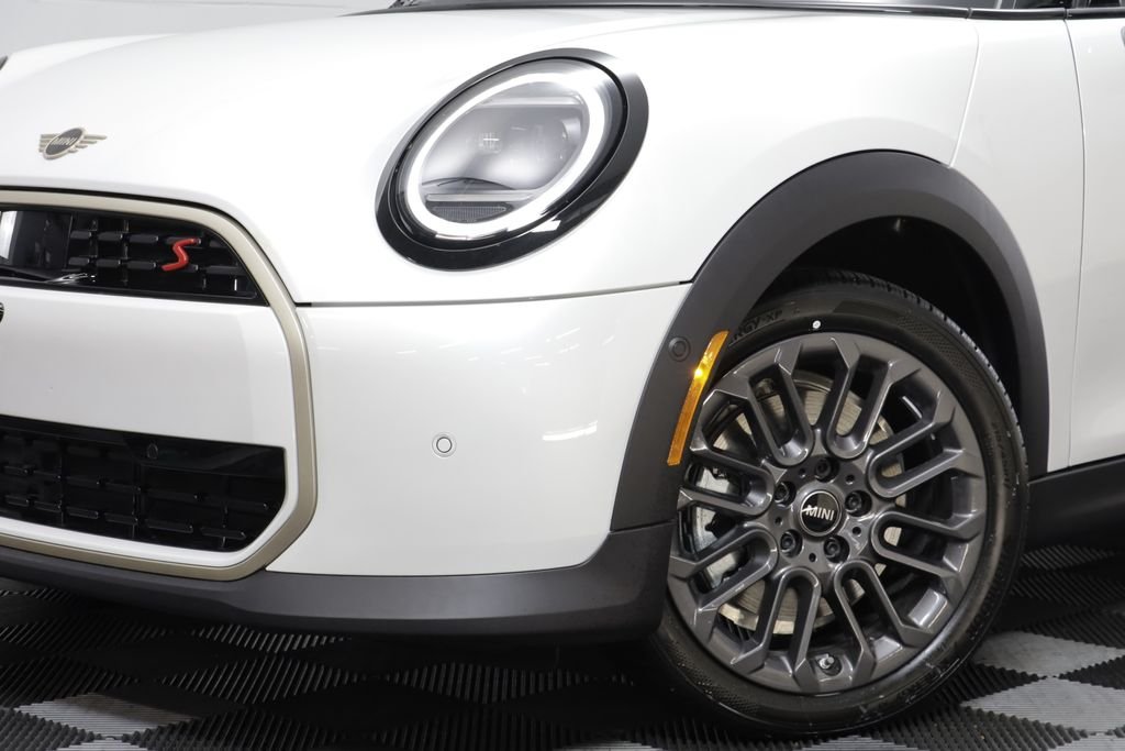 New 2026 White Metallic MINI Iconic image 4