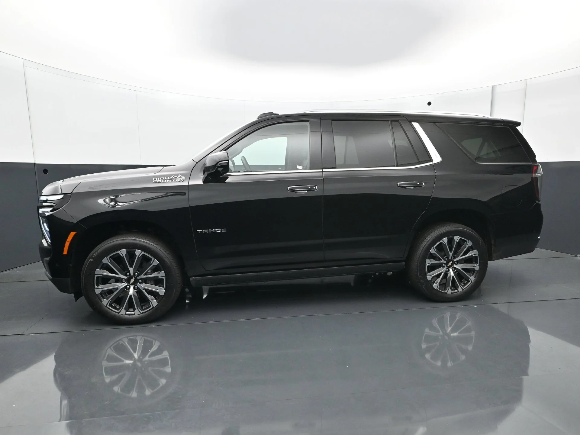 Used 2025 Chevrolet Tahoe High Country with VIN 1GNS6TRL8SR377543 for sale in Roseville, Minnesota