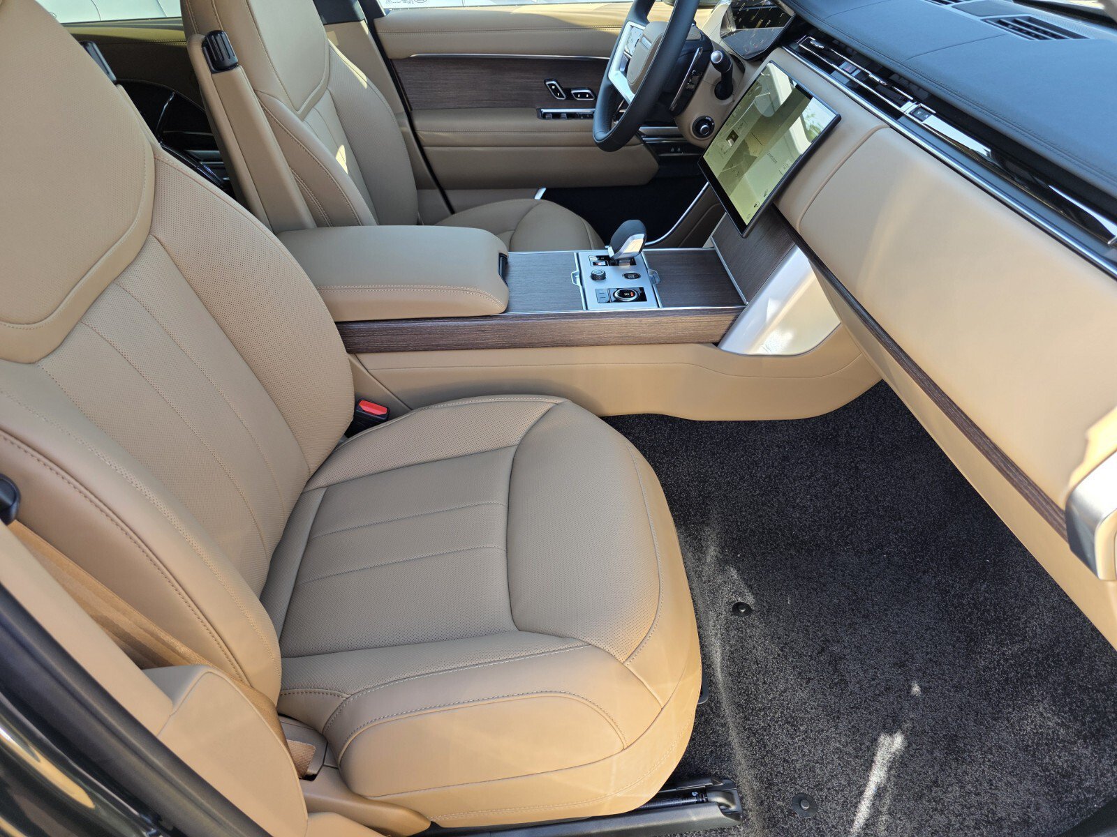 New 2027 Belgravia Green Land Rover P400 SE image 3