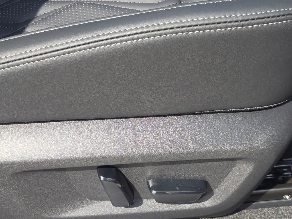 New 2026 Champagne Silver Metallic / Super Black Two-tone Nissan Platinum image 6