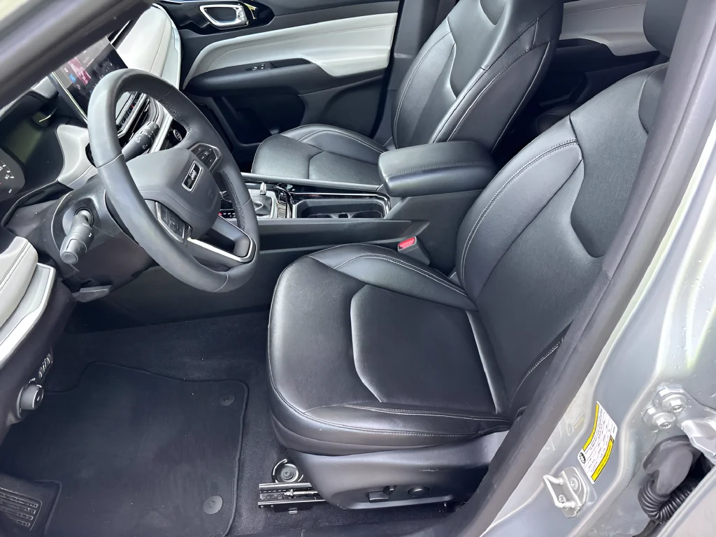 Used 2025 Silver Jeep Limited image 9
