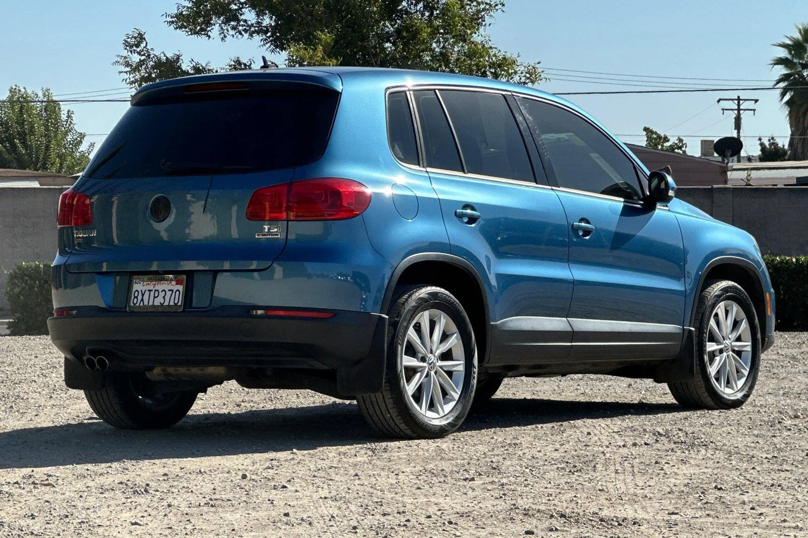 Used 2017 Pacific Blue Metallic Volkswagen SUV image 3