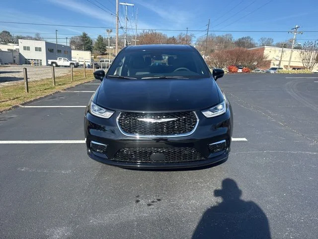 New 2026 Diamond Black Crystal Pearl-Coat Exterior Paint Chrysler Select image 2