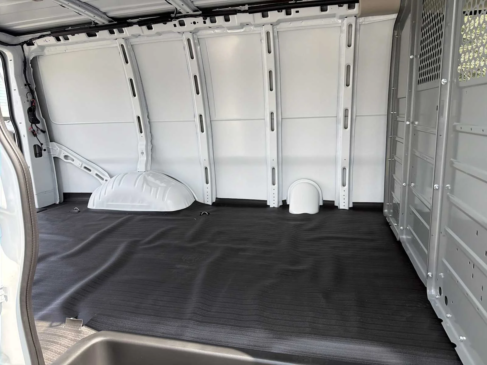 2025 GMC Savana Cargo Work Van - Photo 14