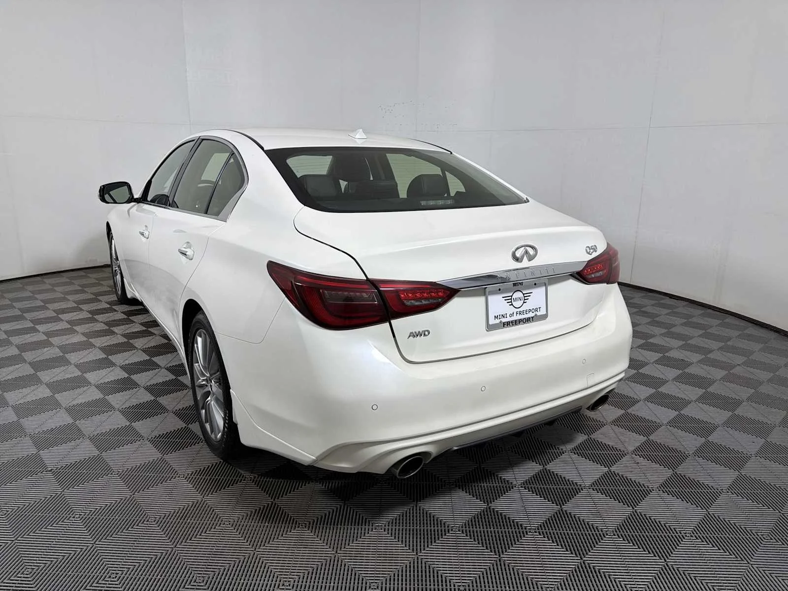 Used 2023 Majestic White INFINITI LUXE image 5